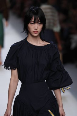 Milan, İtalya - 21 Eylül: Manken, Milano, İtalya Milano moda hafta ilkbahar/yaz 2018 üzerinde 21 Eylül 2017 sırasında Fendi Show'da pist yürür.
