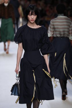 Milan, İtalya - 21 Eylül: Manken, Milano, İtalya Milano moda hafta ilkbahar/yaz 2018 üzerinde 21 Eylül 2017 sırasında Fendi Show'da pist yürür.