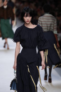 Milan, İtalya - 21 Eylül: Manken, Milano, İtalya Milano moda hafta ilkbahar/yaz 2018 üzerinde 21 Eylül 2017 sırasında Fendi Show'da pist yürür.