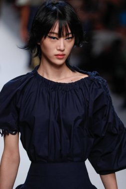 Milan, İtalya - 21 Eylül: Manken, Milano, İtalya Milano moda hafta ilkbahar/yaz 2018 üzerinde 21 Eylül 2017 sırasında Fendi Show'da pist yürür.