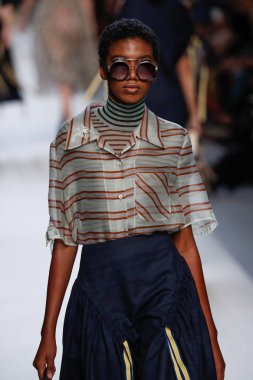 Milan, İtalya - 21 Eylül: Manken, Milano, İtalya Milano moda hafta ilkbahar/yaz 2018 üzerinde 21 Eylül 2017 sırasında Fendi Show'da pist yürür.