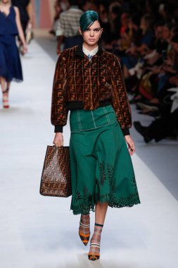 Milan, İtalya - 21 Eylül: Kendall Jenner, Milano, İtalya Milano moda hafta ilkbahar/yaz 2018 üzerinde 21 Eylül 2017 sırasında Fendi Show'da pist yürür.