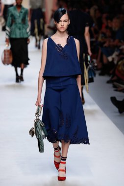Milan, İtalya - 21 Eylül: Manken, Milano, İtalya Milano moda hafta ilkbahar/yaz 2018 üzerinde 21 Eylül 2017 sırasında Fendi Show'da pist yürür.
