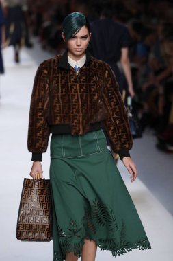 Milan, İtalya - 21 Eylül: Kendall Jenner, Milano, İtalya Milano moda hafta ilkbahar/yaz 2018 üzerinde 21 Eylül 2017 sırasında Fendi Show'da pist yürür.