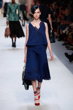 Milan, İtalya - 21 Eylül: Manken, Milano, İtalya Milano moda hafta ilkbahar/yaz 2018 üzerinde 21 Eylül 2017 sırasında Fendi Show'da pist yürür.