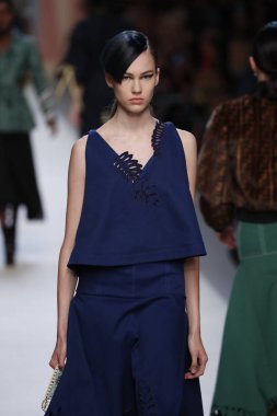 Milan, İtalya - 21 Eylül: Manken, Milano, İtalya Milano moda hafta ilkbahar/yaz 2018 üzerinde 21 Eylül 2017 sırasında Fendi Show'da pist yürür.