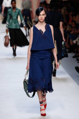 Milan, İtalya - 21 Eylül: Manken, Milano, İtalya Milano moda hafta ilkbahar/yaz 2018 üzerinde 21 Eylül 2017 sırasında Fendi Show'da pist yürür.
