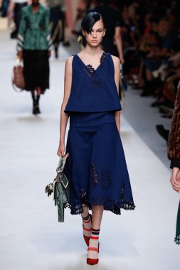 Milan, İtalya - 21 Eylül: Manken, Milano, İtalya Milano moda hafta ilkbahar/yaz 2018 üzerinde 21 Eylül 2017 sırasında Fendi Show'da pist yürür.