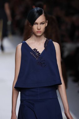 Milan, İtalya - 21 Eylül: Manken, Milano, İtalya Milano moda hafta ilkbahar/yaz 2018 üzerinde 21 Eylül 2017 sırasında Fendi Show'da pist yürür.