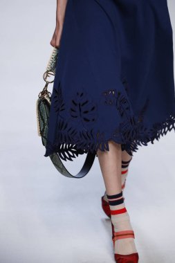 Milan, İtalya - 21 Eylül: Manken, Milano, İtalya Milano moda hafta ilkbahar/yaz 2018 üzerinde 21 Eylül 2017 sırasında Fendi Show'da pist yürür.