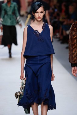 Milan, İtalya - 21 Eylül: Manken, Milano, İtalya Milano moda hafta ilkbahar/yaz 2018 üzerinde 21 Eylül 2017 sırasında Fendi Show'da pist yürür.