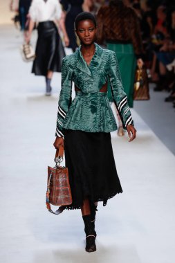 Milan, İtalya - 21 Eylül: Manken, Milano, İtalya Milano moda hafta ilkbahar/yaz 2018 üzerinde 21 Eylül 2017 sırasında Fendi Show'da pist yürür.