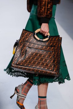 Milan, İtalya - 21 Eylül: Kendall Jenner, Milano, İtalya Milano moda hafta ilkbahar/yaz 2018 üzerinde 21 Eylül 2017 sırasında Fendi Show'da pist yürür.