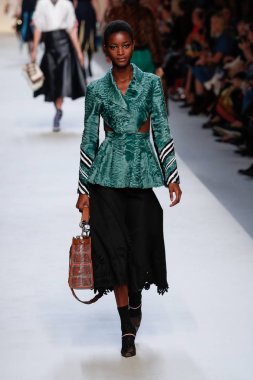 Milan, İtalya - 21 Eylül: Manken, Milano, İtalya Milano moda hafta ilkbahar/yaz 2018 üzerinde 21 Eylül 2017 sırasında Fendi Show'da pist yürür.