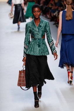Milan, İtalya - 21 Eylül: Manken, Milano, İtalya Milano moda hafta ilkbahar/yaz 2018 üzerinde 21 Eylül 2017 sırasında Fendi Show'da pist yürür.
