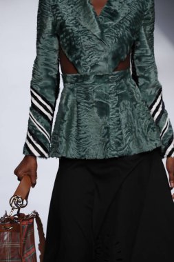 Milan, İtalya - 21 Eylül: Manken, Milano, İtalya Milano moda hafta ilkbahar/yaz 2018 üzerinde 21 Eylül 2017 sırasında Fendi Show'da pist yürür.