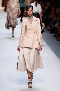Milan, İtalya - 21 Eylül: Manken, Milano, İtalya Milano moda hafta ilkbahar/yaz 2018 üzerinde 21 Eylül 2017 sırasında Fendi Show'da pist yürür.