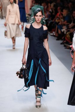 Milan, İtalya - 21 Eylül: Manken, Milano, İtalya Milano moda hafta ilkbahar/yaz 2018 üzerinde 21 Eylül 2017 sırasında Fendi Show'da pist yürür.