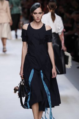 Milan, İtalya - 21 Eylül: Manken, Milano, İtalya Milano moda hafta ilkbahar/yaz 2018 üzerinde 21 Eylül 2017 sırasında Fendi Show'da pist yürür.
