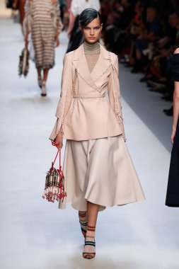 Milan, İtalya - 21 Eylül: Manken, Milano, İtalya Milano moda hafta ilkbahar/yaz 2018 üzerinde 21 Eylül 2017 sırasında Fendi Show'da pist yürür.