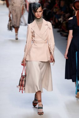Milan, İtalya - 21 Eylül: Manken, Milano, İtalya Milano moda hafta ilkbahar/yaz 2018 üzerinde 21 Eylül 2017 sırasında Fendi Show'da pist yürür.
