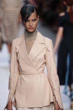 Milan, İtalya - 21 Eylül: Manken, Milano, İtalya Milano moda hafta ilkbahar/yaz 2018 üzerinde 21 Eylül 2017 sırasında Fendi Show'da pist yürür.