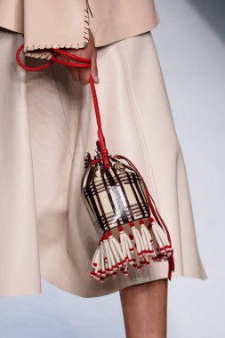 Milan, İtalya - 21 Eylül: Manken, Milano, İtalya Milano moda hafta ilkbahar/yaz 2018 üzerinde 21 Eylül 2017 sırasında Fendi Show'da pist yürür.