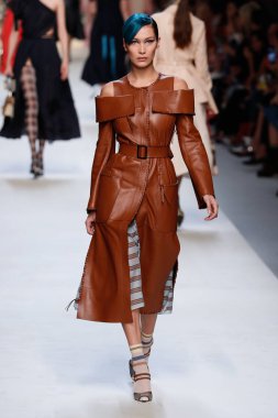 Milan, İtalya - 21 Eylül: Bella Hadid, Milano, İtalya Milano moda hafta ilkbahar/yaz 2018 üzerinde 21 Eylül 2017 sırasında Fendi Show'da pist yürür.