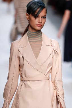 Milan, İtalya - 21 Eylül: Manken, Milano, İtalya Milano moda hafta ilkbahar/yaz 2018 üzerinde 21 Eylül 2017 sırasında Fendi Show'da pist yürür.