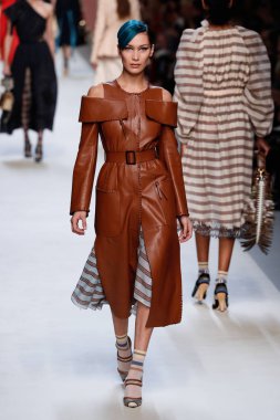 Milan, İtalya - 21 Eylül: Bella Hadid, Milano, İtalya Milano moda hafta ilkbahar/yaz 2018 üzerinde 21 Eylül 2017 sırasında Fendi Show'da pist yürür.