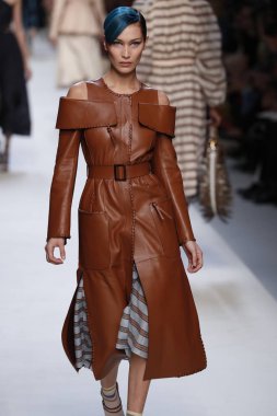 Milan, İtalya - 21 Eylül: Bella Hadid, Milano, İtalya Milano moda hafta ilkbahar/yaz 2018 üzerinde 21 Eylül 2017 sırasında Fendi Show'da pist yürür.