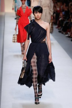 Milan, İtalya - 21 Eylül: Manken, Milano, İtalya Milano moda hafta ilkbahar/yaz 2018 üzerinde 21 Eylül 2017 sırasında Fendi Show'da pist yürür.