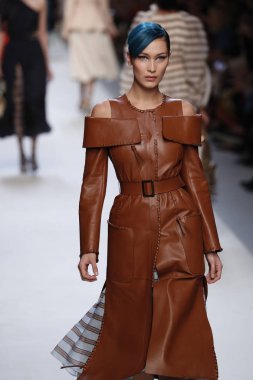 Milan, İtalya - 21 Eylül: Bella Hadid, Milano, İtalya Milano moda hafta ilkbahar/yaz 2018 üzerinde 21 Eylül 2017 sırasında Fendi Show'da pist yürür.