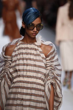 Milan, İtalya - 21 Eylül: Manken, Milano, İtalya Milano moda hafta ilkbahar/yaz 2018 üzerinde 21 Eylül 2017 sırasında Fendi Show'da pist yürür.