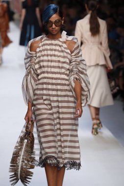 Milan, İtalya - 21 Eylül: Manken, Milano, İtalya Milano moda hafta ilkbahar/yaz 2018 üzerinde 21 Eylül 2017 sırasında Fendi Show'da pist yürür.