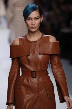 Milan, İtalya - 21 Eylül: Bella Hadid, Milano, İtalya Milano moda hafta ilkbahar/yaz 2018 üzerinde 21 Eylül 2017 sırasında Fendi Show'da pist yürür.