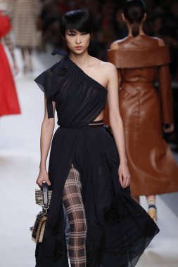 Milan, İtalya - 21 Eylül: Manken, Milano, İtalya Milano moda hafta ilkbahar/yaz 2018 üzerinde 21 Eylül 2017 sırasında Fendi Show'da pist yürür.