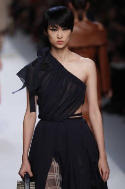 Milan, İtalya - 21 Eylül: Manken, Milano, İtalya Milano moda hafta ilkbahar/yaz 2018 üzerinde 21 Eylül 2017 sırasında Fendi Show'da pist yürür.