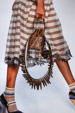 Milan, İtalya - 21 Eylül: Manken, Milano, İtalya Milano moda hafta ilkbahar/yaz 2018 üzerinde 21 Eylül 2017 sırasında Fendi Show'da pist yürür.