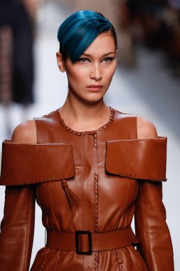 Milan, İtalya - 21 Eylül: Bella Hadid, Milano, İtalya Milano moda hafta ilkbahar/yaz 2018 üzerinde 21 Eylül 2017 sırasında Fendi Show'da pist yürür.
