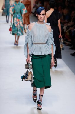 Milan, İtalya - 21 Eylül: Manken, Milano, İtalya Milano moda hafta ilkbahar/yaz 2018 üzerinde 21 Eylül 2017 sırasında Fendi Show'da pist yürür.