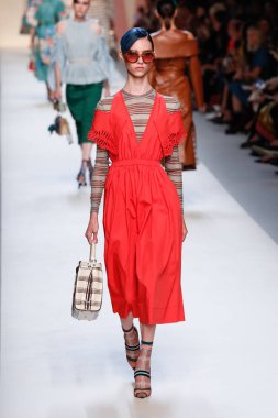 Milan, İtalya - 21 Eylül: Manken, Milano, İtalya Milano moda hafta ilkbahar/yaz 2018 üzerinde 21 Eylül 2017 sırasında Fendi Show'da pist yürür.