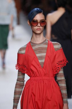 Milan, İtalya - 21 Eylül: Manken, Milano, İtalya Milano moda hafta ilkbahar/yaz 2018 üzerinde 21 Eylül 2017 sırasında Fendi Show'da pist yürür.