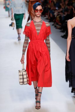 Milan, İtalya - 21 Eylül: Manken, Milano, İtalya Milano moda hafta ilkbahar/yaz 2018 üzerinde 21 Eylül 2017 sırasında Fendi Show'da pist yürür.