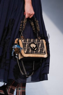 Milan, İtalya - 21 Eylül: Manken, Milano, İtalya Milano moda hafta ilkbahar/yaz 2018 üzerinde 21 Eylül 2017 sırasında Fendi Show'da pist yürür.