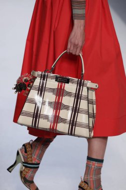 Milan, İtalya - 21 Eylül: Manken, Milano, İtalya Milano moda hafta ilkbahar/yaz 2018 üzerinde 21 Eylül 2017 sırasında Fendi Show'da pist yürür.