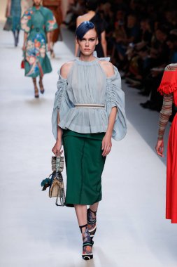 Milan, İtalya - 21 Eylül: Manken, Milano, İtalya Milano moda hafta ilkbahar/yaz 2018 üzerinde 21 Eylül 2017 sırasında Fendi Show'da pist yürür.