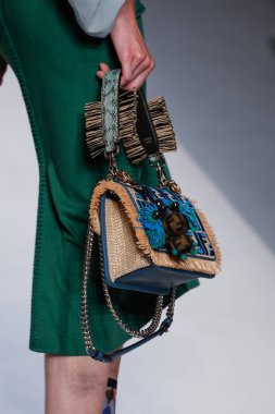 Milan, İtalya - 21 Eylül: Manken, Milano, İtalya Milano moda hafta ilkbahar/yaz 2018 üzerinde 21 Eylül 2017 sırasında Fendi Show'da pist yürür.