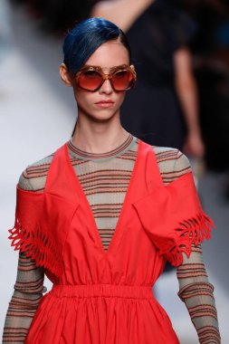 Milan, İtalya - 21 Eylül: Manken, Milano, İtalya Milano moda hafta ilkbahar/yaz 2018 üzerinde 21 Eylül 2017 sırasında Fendi Show'da pist yürür.