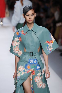 Milan, İtalya - 21 Eylül: Manken, Milano, İtalya Milano moda hafta ilkbahar/yaz 2018 üzerinde 21 Eylül 2017 sırasında Fendi Show'da pist yürür.